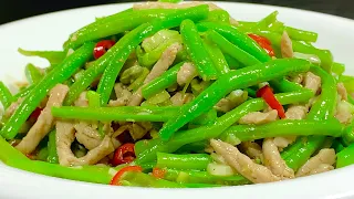This is the most delicious way to stir-fry beans with potatoes. It tastes sweet, crisp and refres