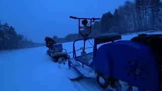 Как мотобуксировщики едут в наледь, наслуд (вода под снегом)