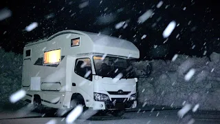 [Subtitle] Emergency Stop due to Whiteout! Car Frozen in Blizzard