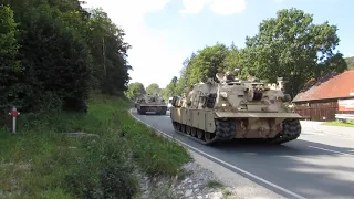 US Army Panzer Kolonne mit Polizei und MP Begleitung