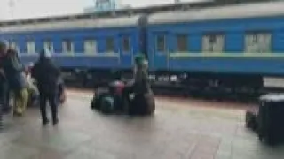 People flock Kyiv railway stn in efforts to flee