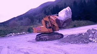 Broyt D1000T Face shovel loading BIG BOULDER!