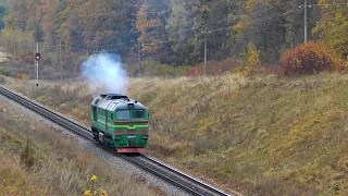 The locomotive broke down en route. Stop and repair with a big hammer