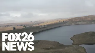 Millerton Lake's water level plunges to 28% capacity, leaving boats stranded in mud