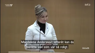 Magdalena Andersson skrattar åt Ebba Busch