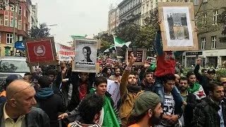 Halep'teki hava saldırıları protesto edildi