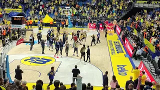 Maç sonu Jan Vesely tezahüratlarla veda ederken, Marko ile beraber Obradovic'in jestini hatırlarlar