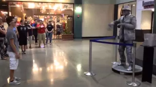 Танец робота в магазине
