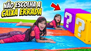 NÃO ESCOLHA A CAIXA ERRADA || Deslize com água na caixa certa! | Jéssica Godar e Laurinha e Helen