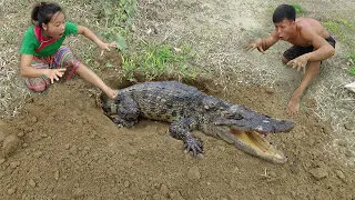 Wild Solo Bushcraft Finding Food Meet Big Crocodile In Hole - Primitive Life