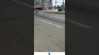 Homem filma óleo na pista para alertar motoristas, e acaba flagrando acidente.