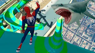 Superhéroes Jugando en Tobogán de agua vs Tiburones hambrientos - Hombre Araña en Gta v