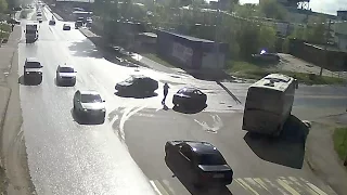 ДТП в Серпухове.  Развернуло и вынесло к пешеходному переходу... 12 мая 2017г.