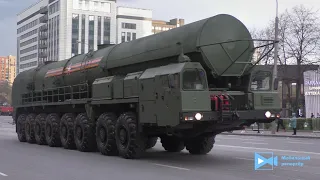 Военная техника прошла по улицам Москвы на ночную репетицию Парада Победы