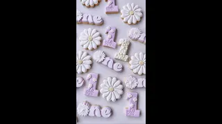 Daisy cookies #daisyflowers #cookies #cookiedecorating #birthdaycookies #firstbirthday