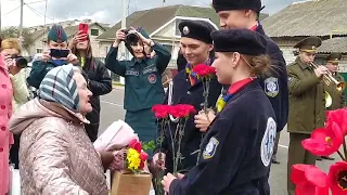 Ребята из клуба юных спасателей "Тушилка" поздравляют ветерана.