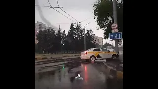 Момент столкновения такси в столб попал на видео 27.06.21