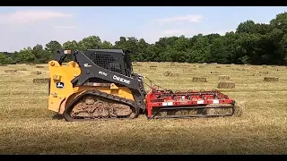 John Deere 317G Track Loader Picking up and Stacking Hay with a  Maxilator Accumagrapple