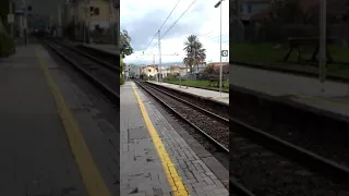 Treno in transito alla stazione di FIUMEFREDDO SICILIA