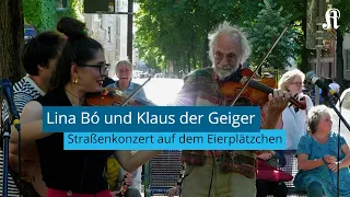 Lina Bó und Klaus der Geiger spielen Straßenkonzert in Köln