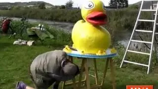 Gaga: Kunst in Witzenhausen - Eine Ente kehrt an ihren Platz zurück