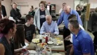 Biden meets diners, speaks at Iowa campaign event