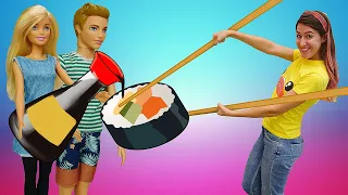 Barbie cocina para Ken. La cocina de Barbie. Juegos de cocina para niñas