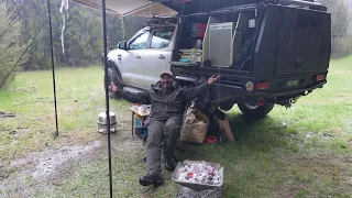 Camping en voiture sous la pluie et le froid - Pas de tente