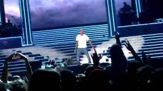 Chris Brown singing No air in Dubai