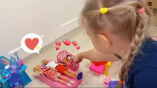 Alice builds a house FOR DOLLS ! Doll house with your own hands ! Alice is building a Dollhouse