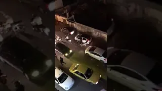 İran'da eylemciler polisi püskürtüyor. Başı açık olduğu için Öldürülen Mahsa Amini öfkesi bitmiyor.