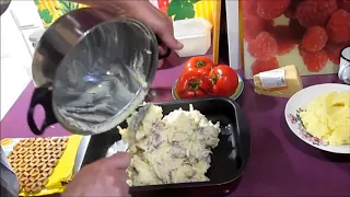 Картофельная запеканка с мясом и помидором.