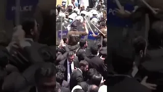 Pakistanın Lahor şəhərində etiraz edən vəkillərlə polis arasında gərginlik yaşanıb.