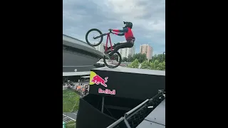 ФЛИП в ОГРОМНЫЙ ДРОП🥶🤯🤯 RedBull RoofRide #ytshorts #shorts #шортс #бмх #мтб #мтбтрюки #мтбдерт #дерт