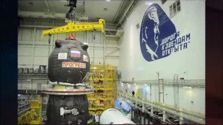 В монтажно-испытательном корпусе космодрома Байконур идет сборка "Союз-У"