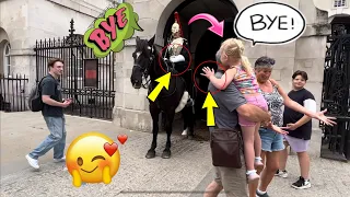HEARTWARMING MOMENT!This Has Never Been seen Before Kind King’s Guard waves Back to this Little Girl