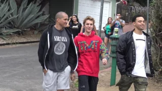 Bieber sings SpongeBob SquarePants theme song to paparazzi's while hiking in La December 11 2016