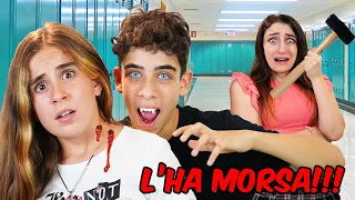 LA NOSTRA AMICA VIENE MORSA DA UN VAMPIRO!!*C'È UN VAMPIRO A SCUOLA!!*CHALLENGE 24 ORE!!