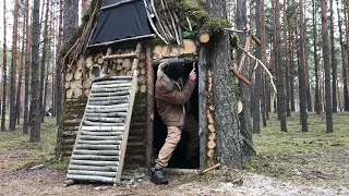 Building and decorate a 2-storey log cabin in the forest. How to make a door without hinges.