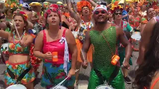 Sinta o clima do Havayanas Usadas, que desfile na Andradas