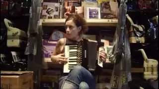 1189 - Black Hohner Student IV Piano Accordion MM 25 32 $599