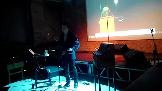 Петр Термен играет на терменвоксе в Туле