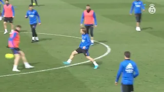 Gareth Bale's amazing backheel assist in training (08/04/2022)