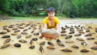 Harvesting A Lot Of Mussels Underneath The Mud Go To Market Sell || Phuong Free Bushcraft