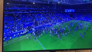 Ultras del Espanyol saltan al campo y agreden a los jugadores del Barca