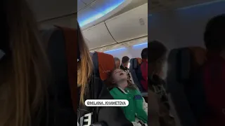 Милана Хаметова спит в самолете