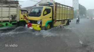 Very heavy rain in the village || heavy rain in the village