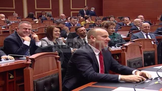 Report TV - Berisha flet italisht në Kuvend deputetët qeshin me të madhe