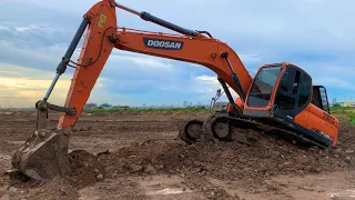 Nice Extreme Excavator Doosan Digging Clear Mud