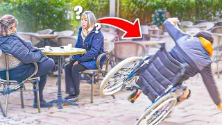 UN HANDICAPÉ TOMBE DEVANT DES INCONNUS [Expérience Sociale]